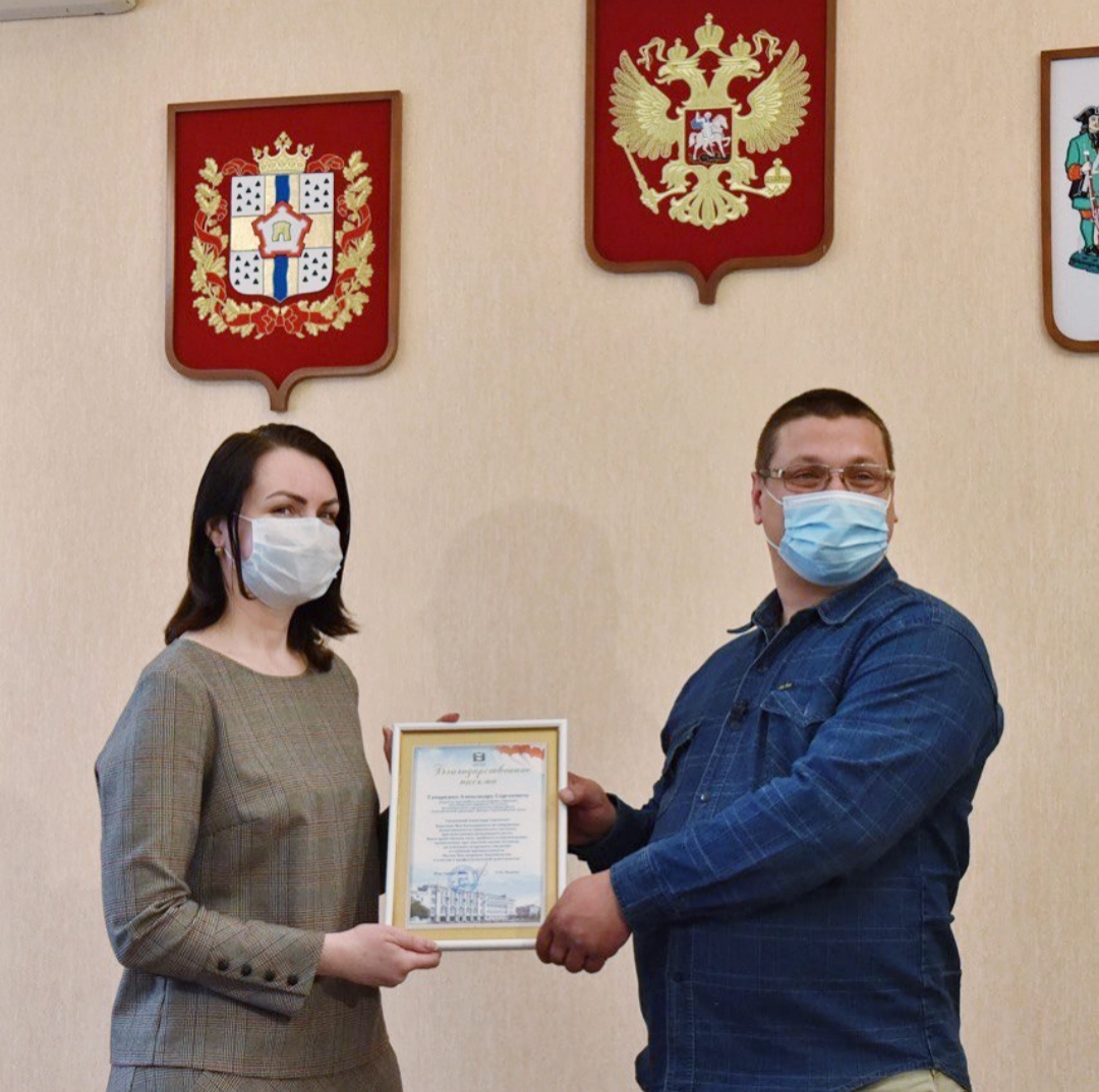 Read more about the article Мэр города Омска Оксана Фадина наградила водителя троллейбуса, спасшего жизнь человека