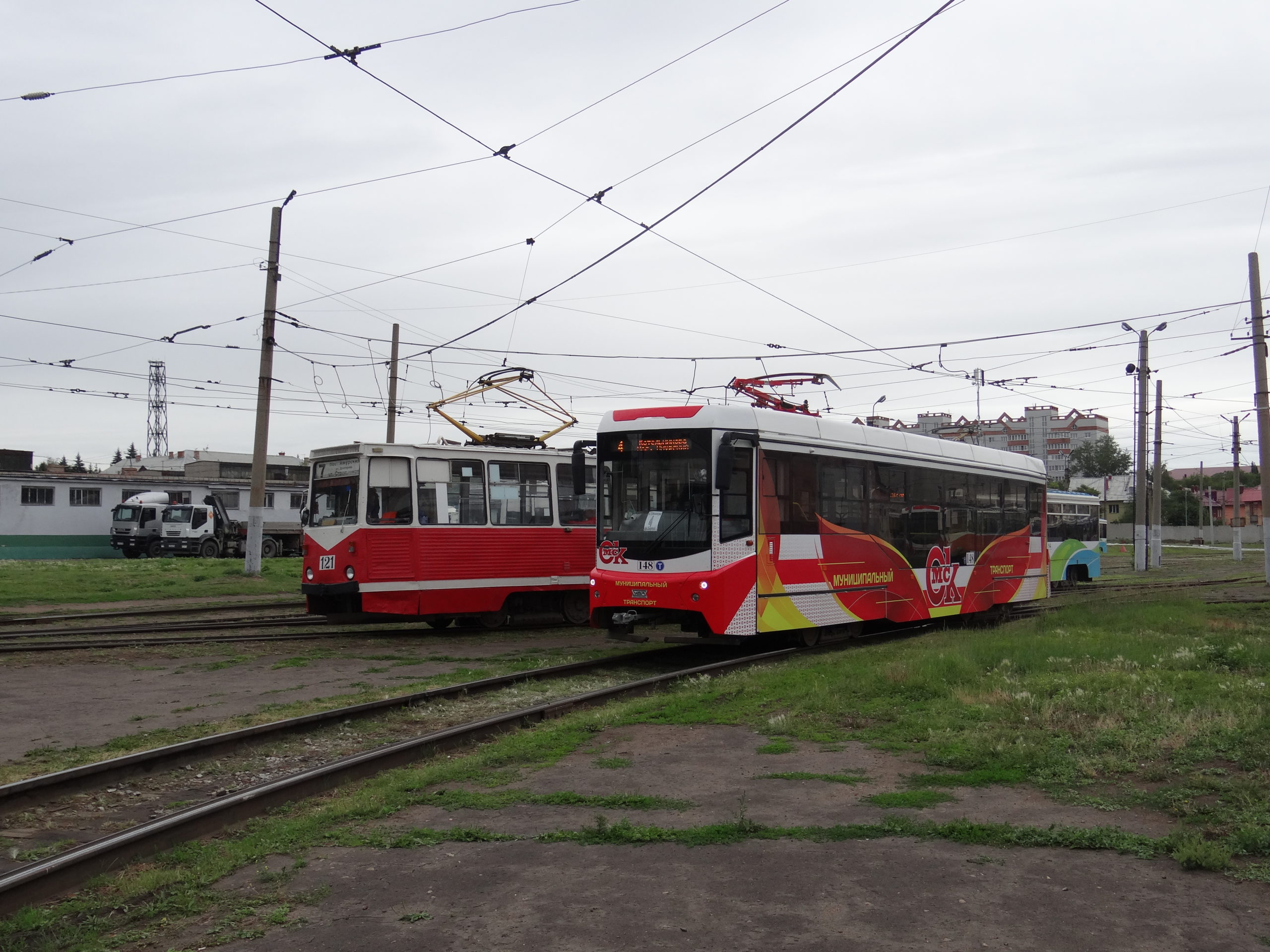 Read more about the article В городе продолжается покос травы вдоль трамвайных путей
