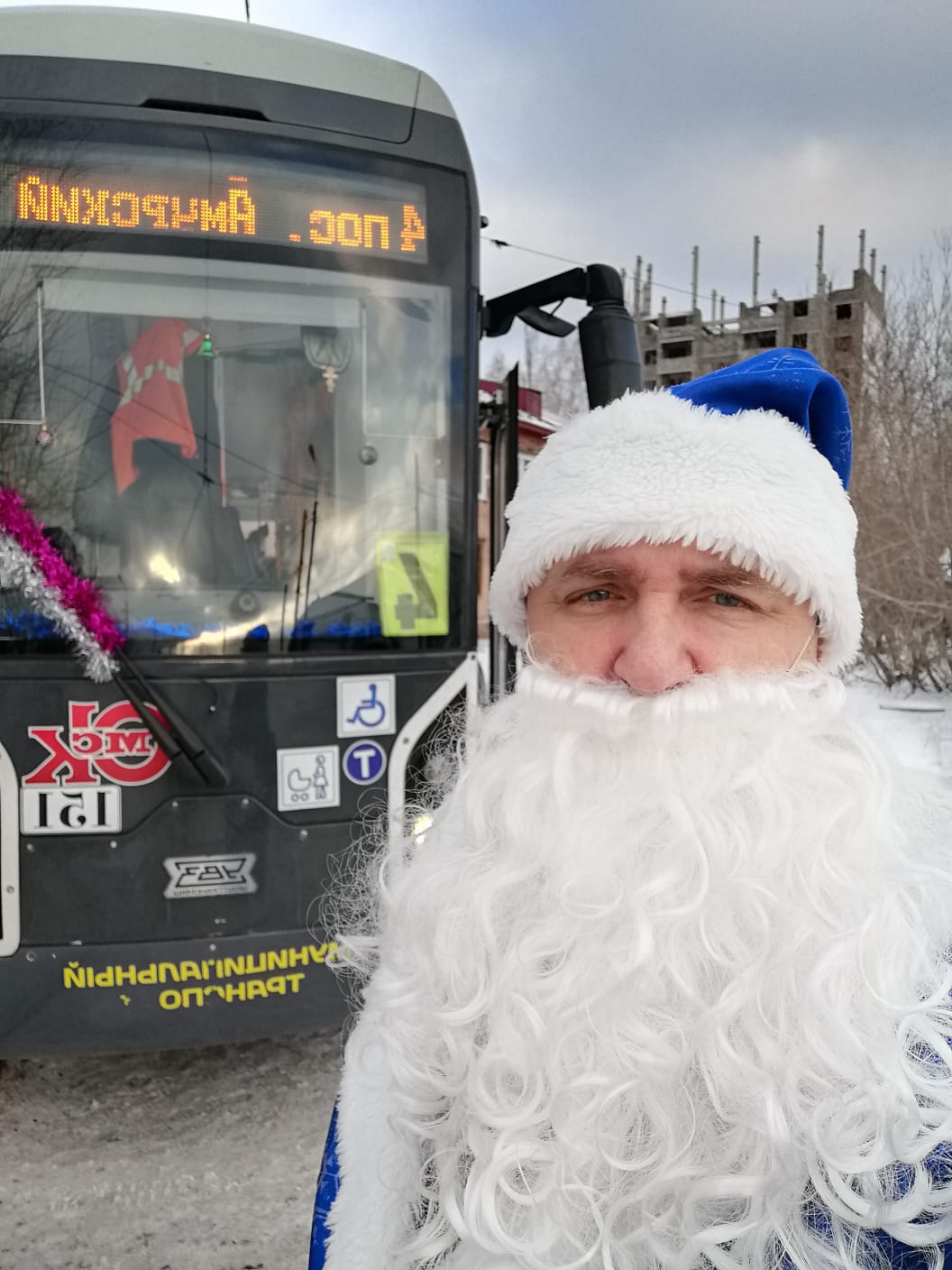 Read more about the article Водители электрического пассажирского транспорта дарят новогоднее настроение Омичам и гостям города