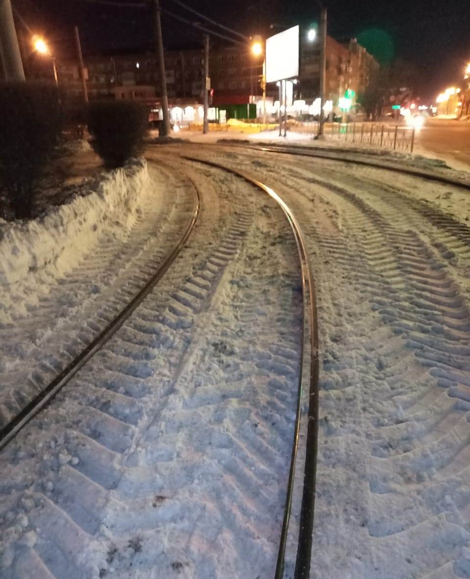 Read more about the article В городе продолжается регулярная очистка от снега трамвайных путей