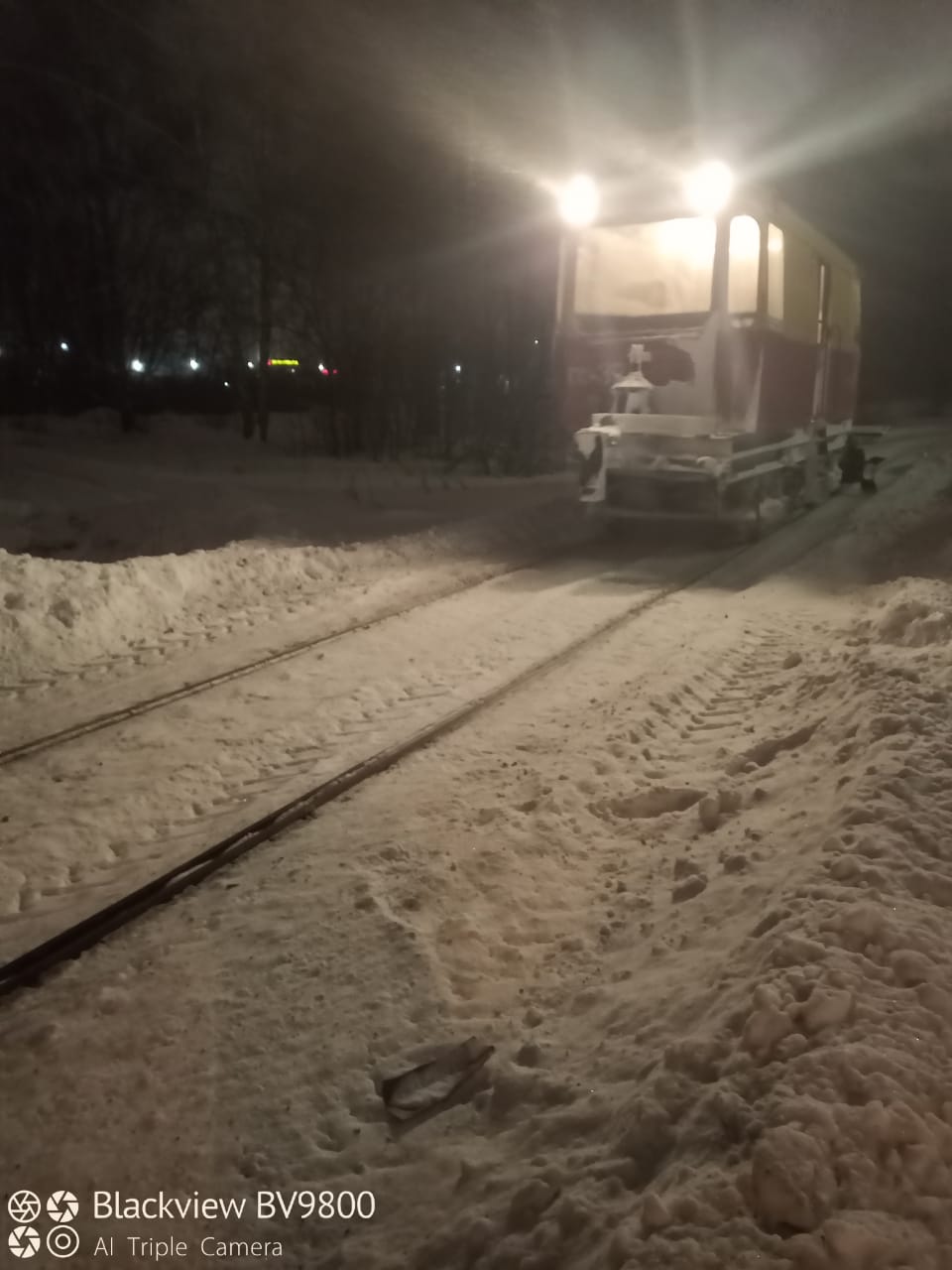 Read more about the article Из-за снежной метели на очистку трамвайных путей была выведена спецтехника
