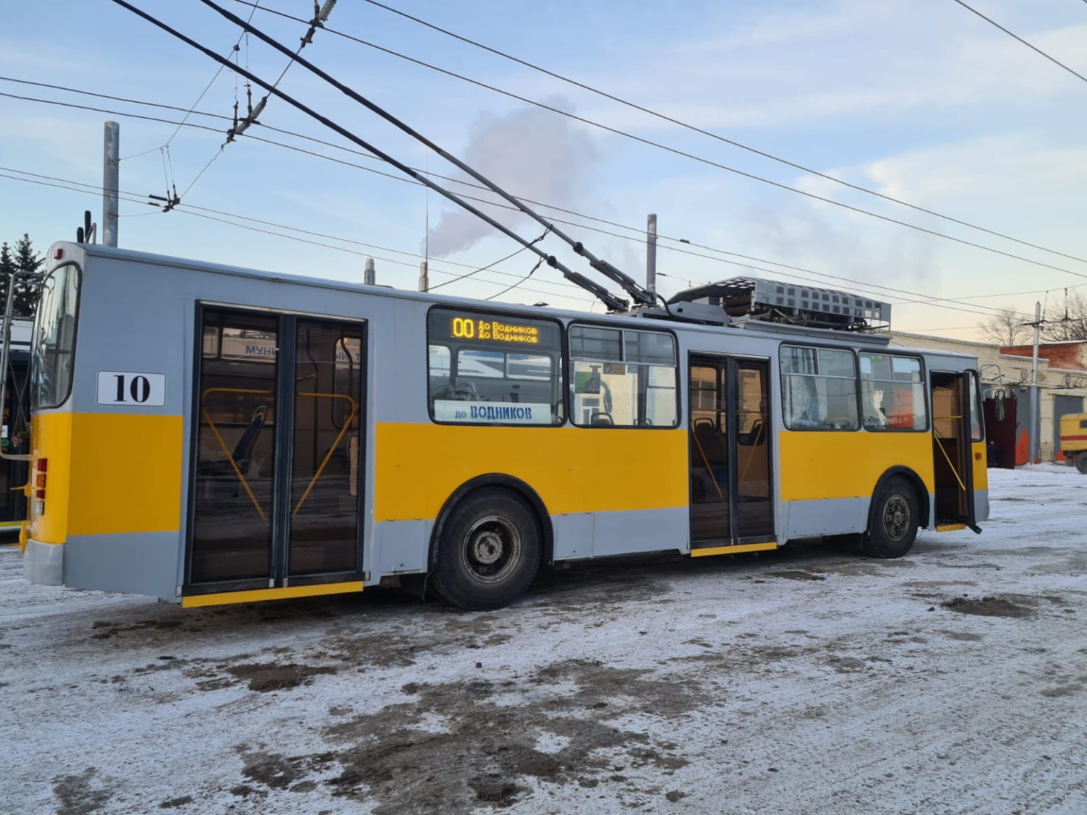 Троллейбусы ремонт. Омский троллейбус 282 15. Ремонтный троллейбус. Желтые ремонтные троллейбусы. Ремонт троллейбуса.