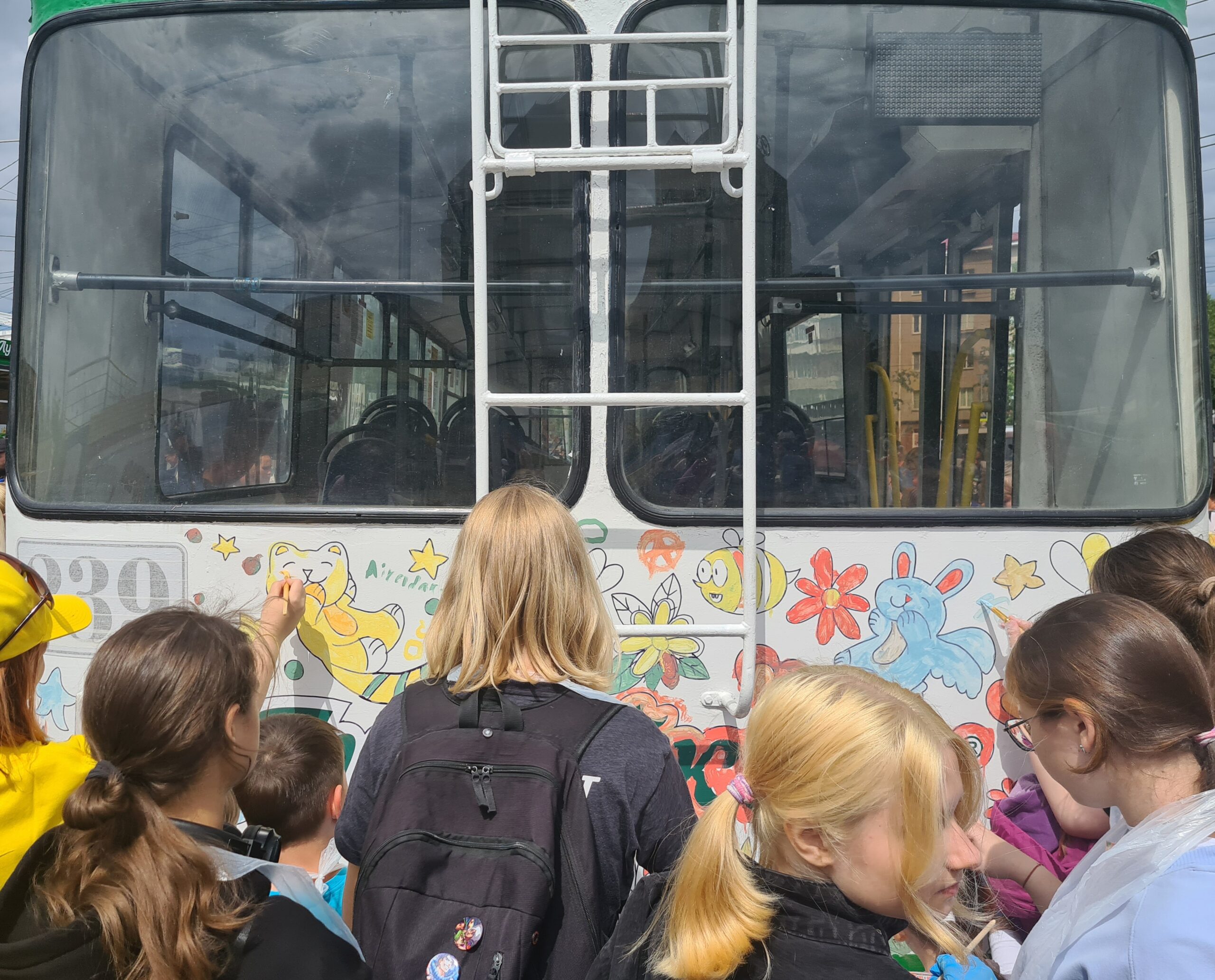 Read more about the article Облик троллейбусов глазами детей. На четыре Омских троллейбуса дети нанесли свои рисунки