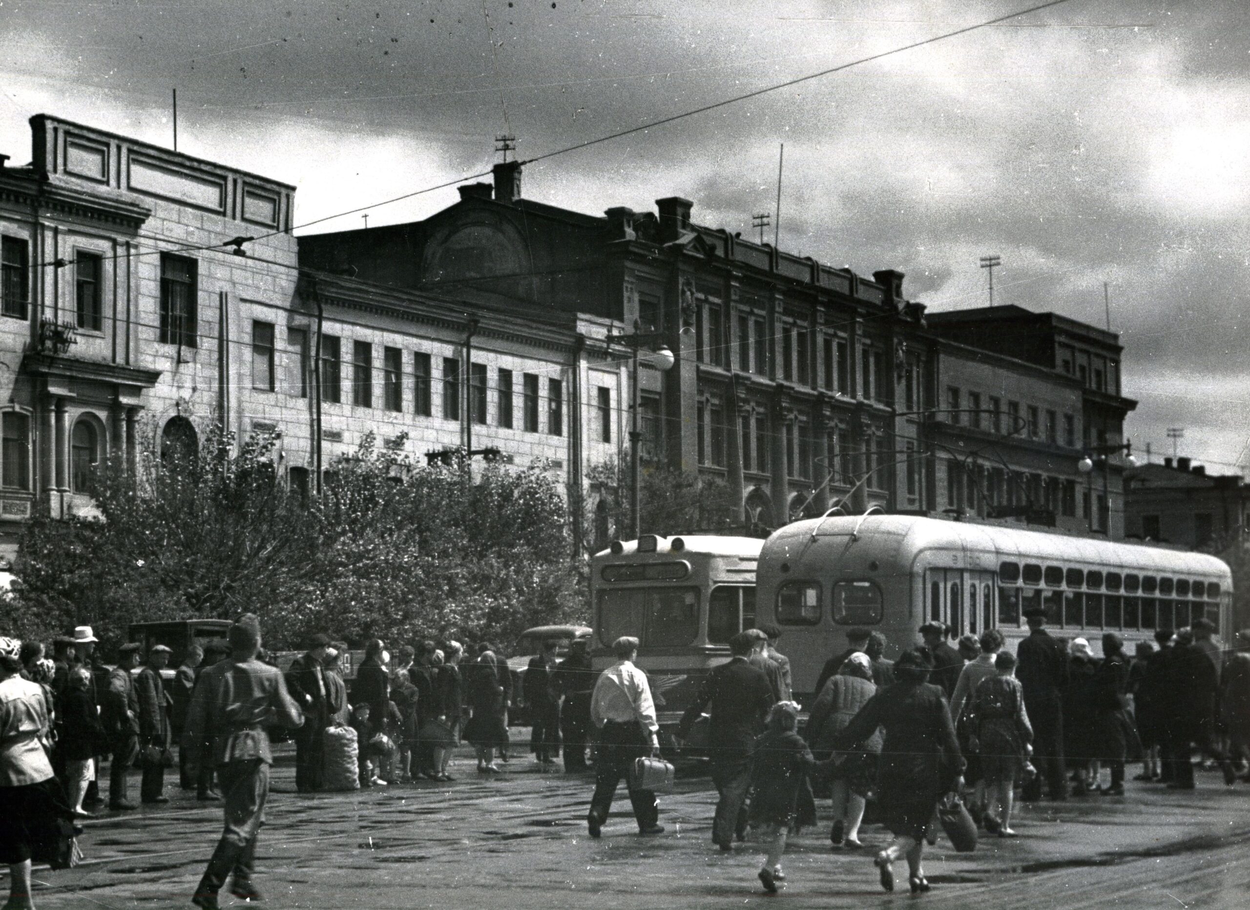 Read more about the article 68 лет со дня открытия троллейбусного движения в городе Омске, 87 лет — трамвайного…