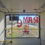 Салон трамвайного вагона украсили к предстоящему празднику Дню Победы