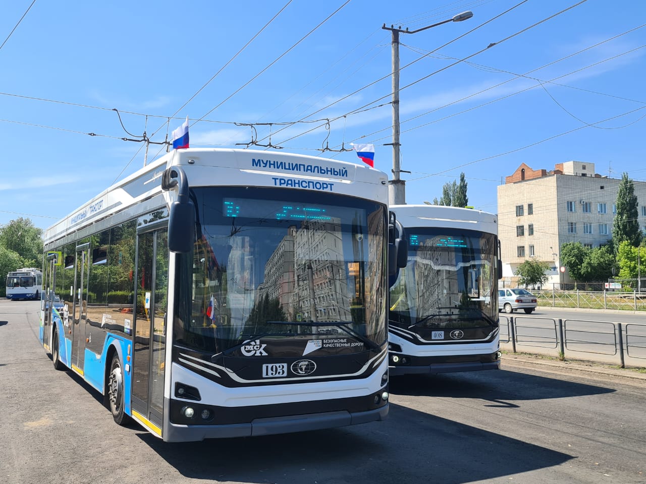 Read more about the article Омский электрический транспорт украсили ко Дню России